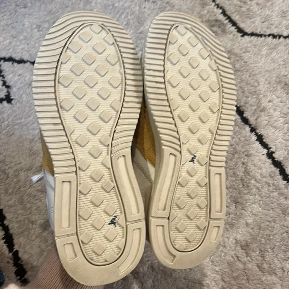 everlane sneakers White and Gold Sneakers 7 - Picture 3 of 5